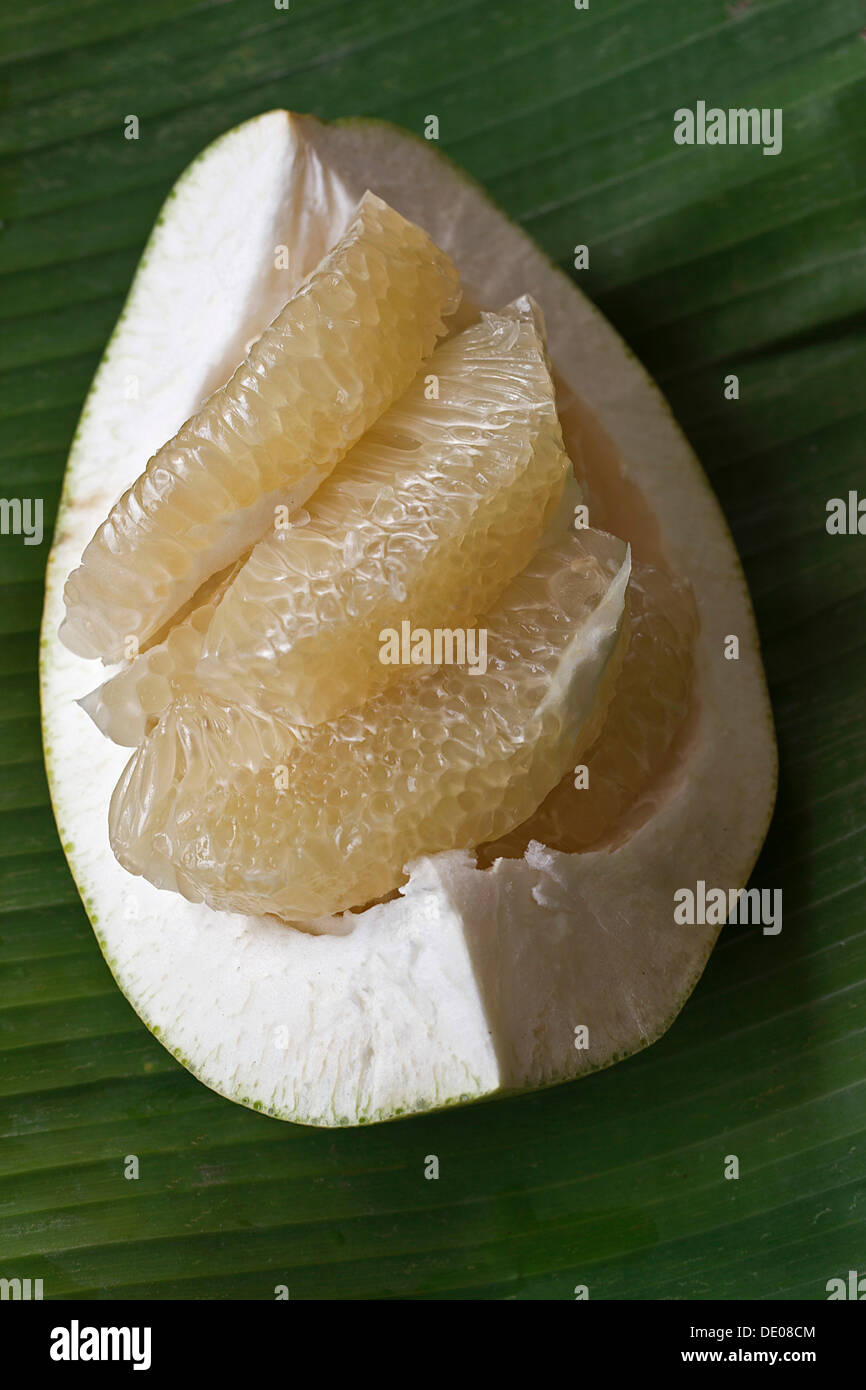 Segmente einer Pomelo Frucht, liegend auf einem Bananenblatt Stockfoto