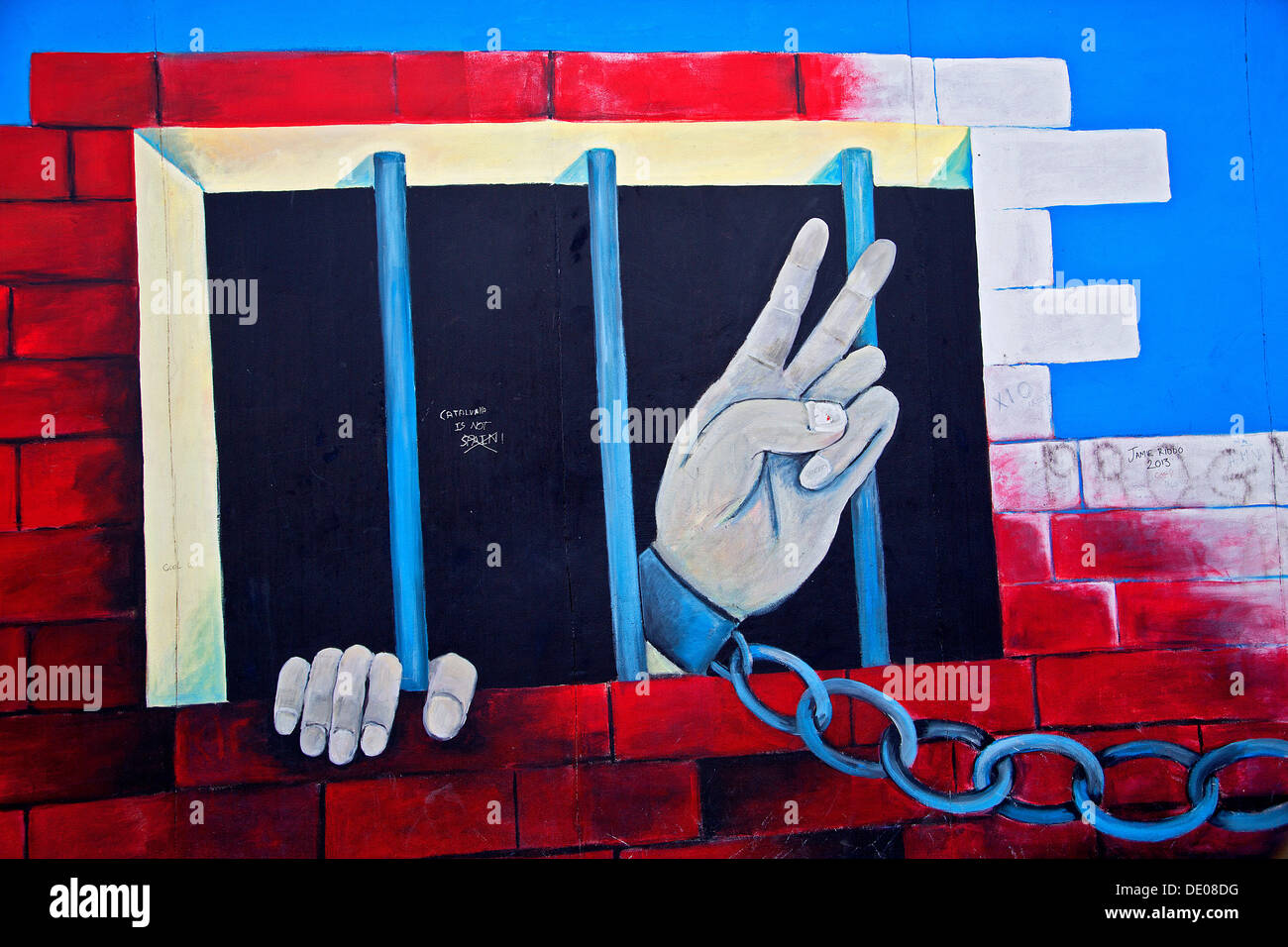 Hand, so dass ein Peace-Zeichen, Gefängnis, Graffiti an der East Side Gallery, Berliner Mauer gekettet Stockfoto