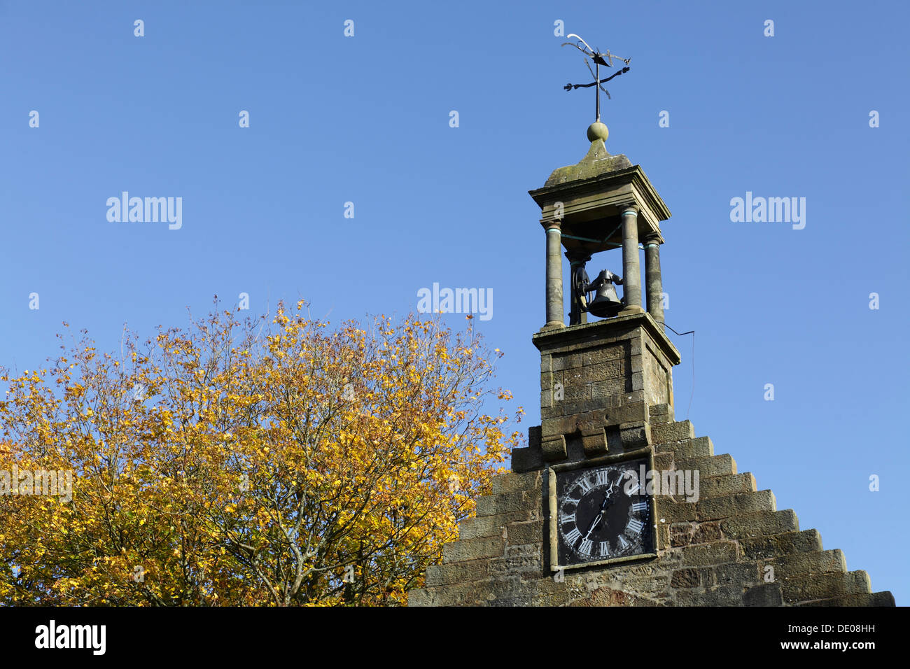 Der Giebel, die Uhr und die Glocke der Kirche Old Simon in Autumn, Johnshill, Lochwinnoch, Renfrewshire, Schottland, VEREINIGTES KÖNIGREICH Stockfoto