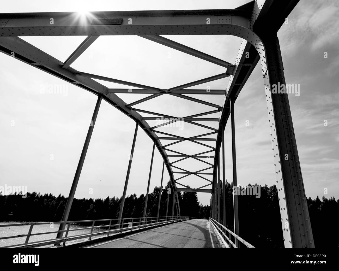 Eisenrahmen von einer Straßenbrücke, Finnland Stockfoto