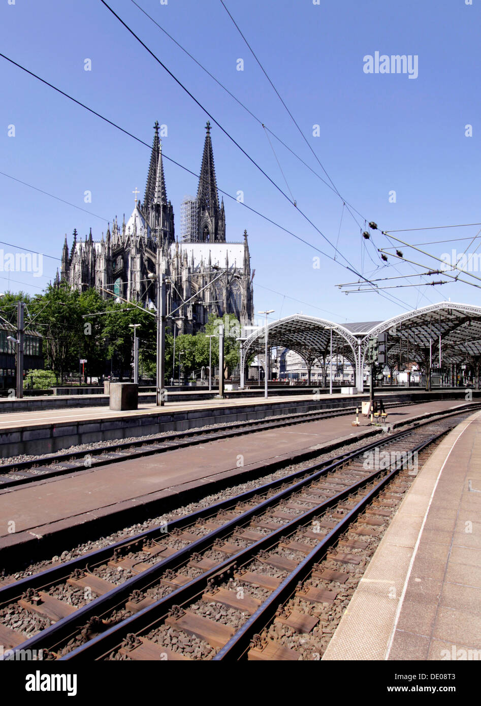 Gleise am Kölner Hauptbahnhof, Blick auf den Dom, Köln, Nordrhein-Westfalen Stockfoto