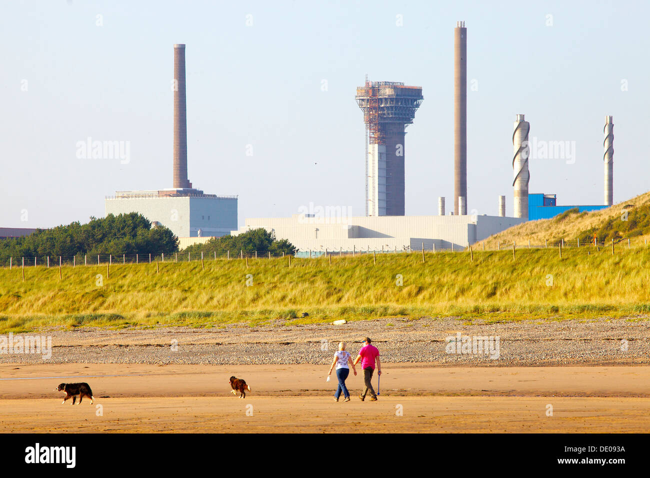 Sellafield Atomkraftwerk mit ein paar Spaziergang mit seinem Hund am Meer Ufer vor Cumbria-England-Großbritannien Stockfoto