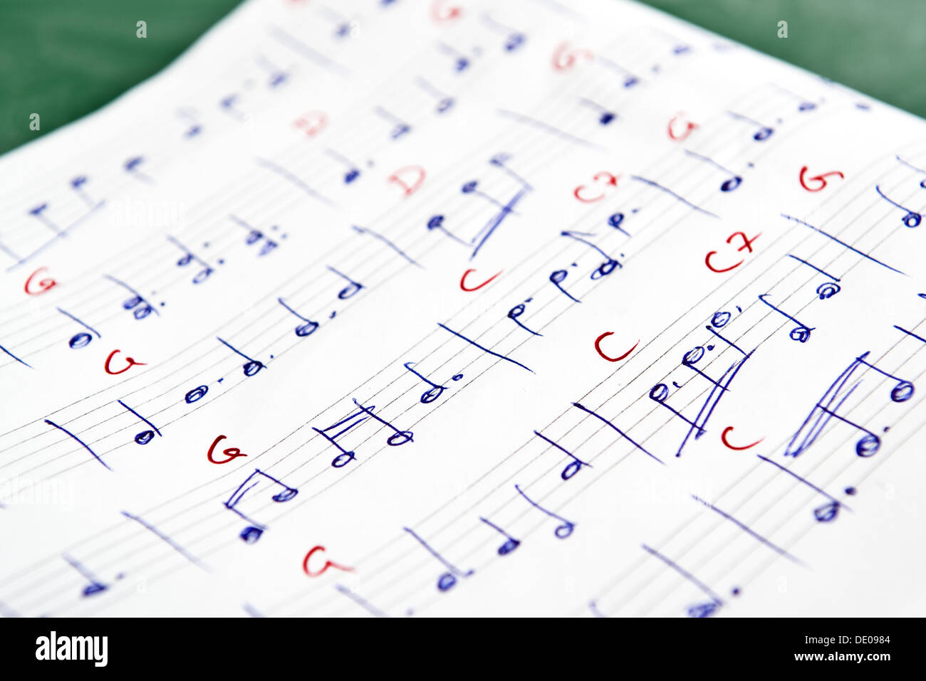 Noten im Notizbuch mit Gitarrenakkorden Stockfoto