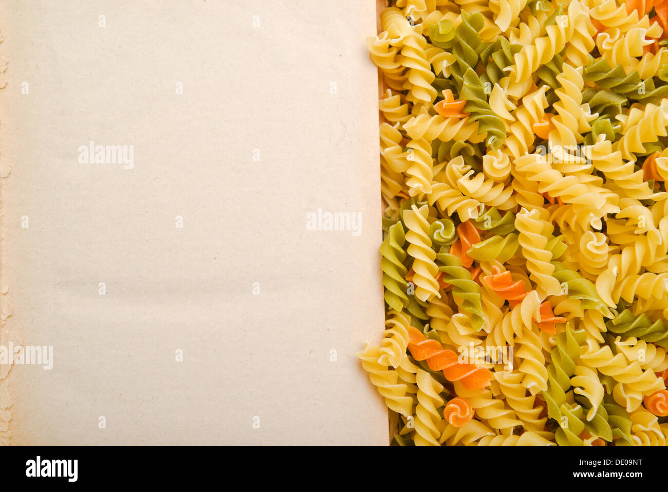 Italienische Fusilli oder Rotini und offene Rezeptbuch mit leeren Seite Stockfoto