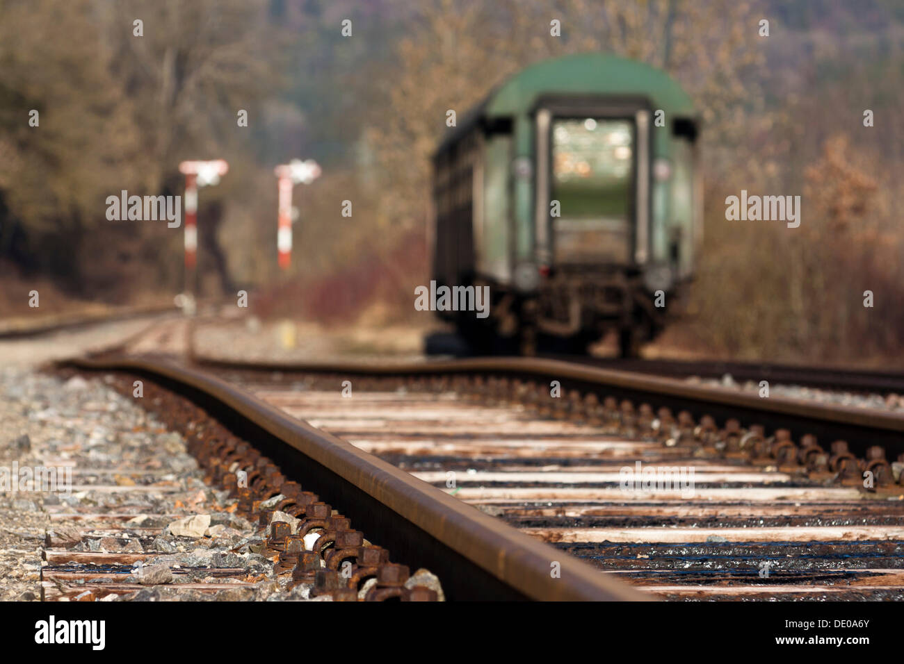 Wagen parkte vor Signal Zeichen, Eisenbahnschienen, Blumberg, Baden-Württemberg Stockfoto