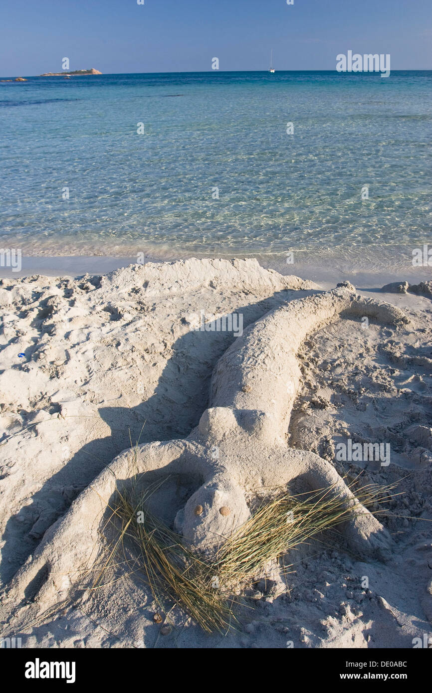 Meerjungfrau auf dem sandigen Strand von Cala Brandinchi, Sand Skulptur, Mittelmeer, Sardinien, Italien, Europa Stockfoto