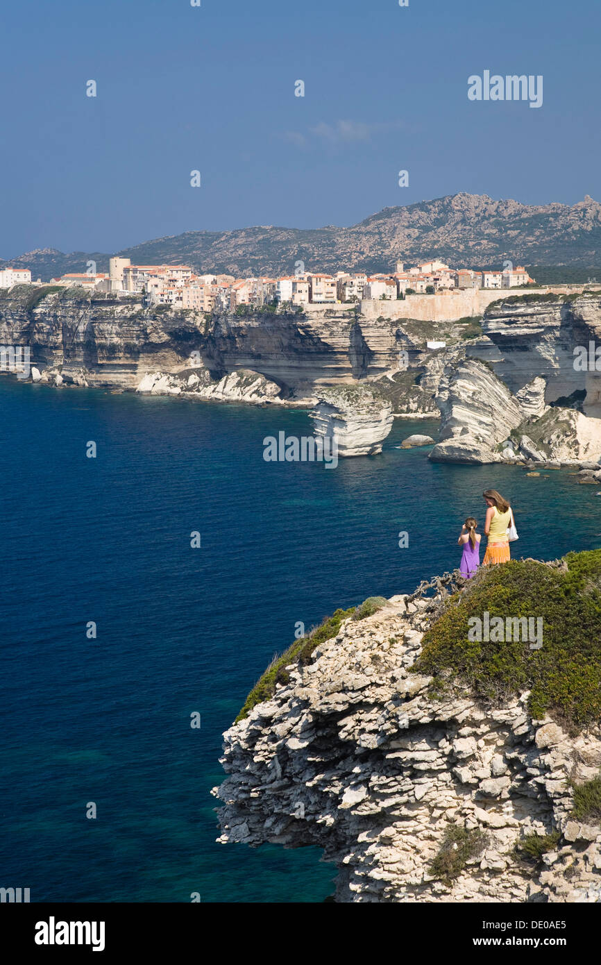 Mutter und Tochter auf den Klippen von Bonifacio, Südküste, Korsika, Frankreich, Europa Stockfoto