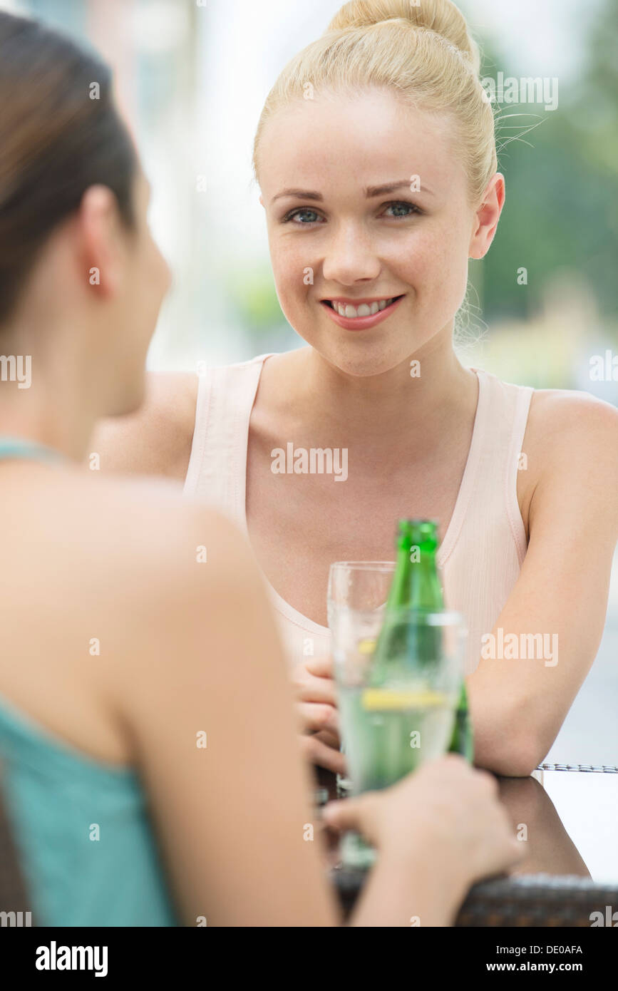 Frauen im Chat und Getränke im freien Stockfoto
