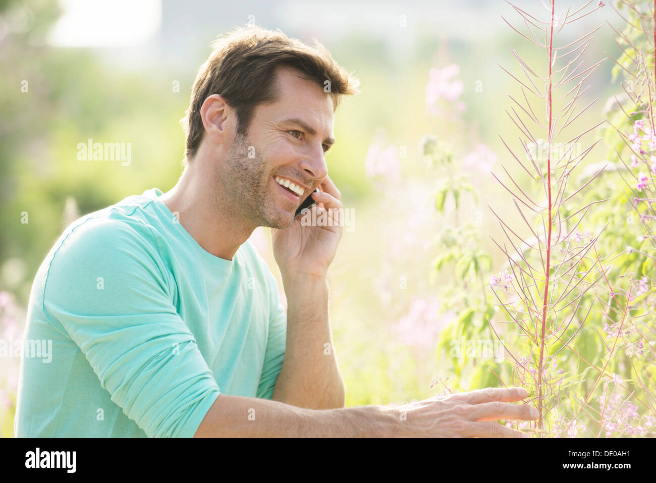 Reifer Mann mit Handy und genießen Sie die Natur Stockfoto