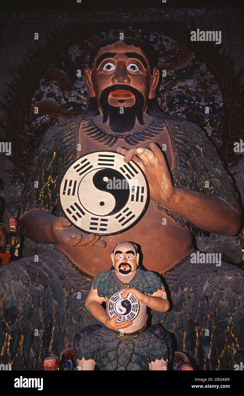 Die riesige gemalte Statue von Fuxi im Fuxi Tempel oder Taihao Palast, auch bekannt als Renzhong Tempel mit dem Bagua oder Pa Kua, acht Trigramme in taoistischen Kosmologie verwendet, um die grundlegenden Prinzipien der Realität zu repräsentieren, bzw. repräsentieren Yin oder Yang in Tianshui Stadt Gansu Provinz China Stockfoto