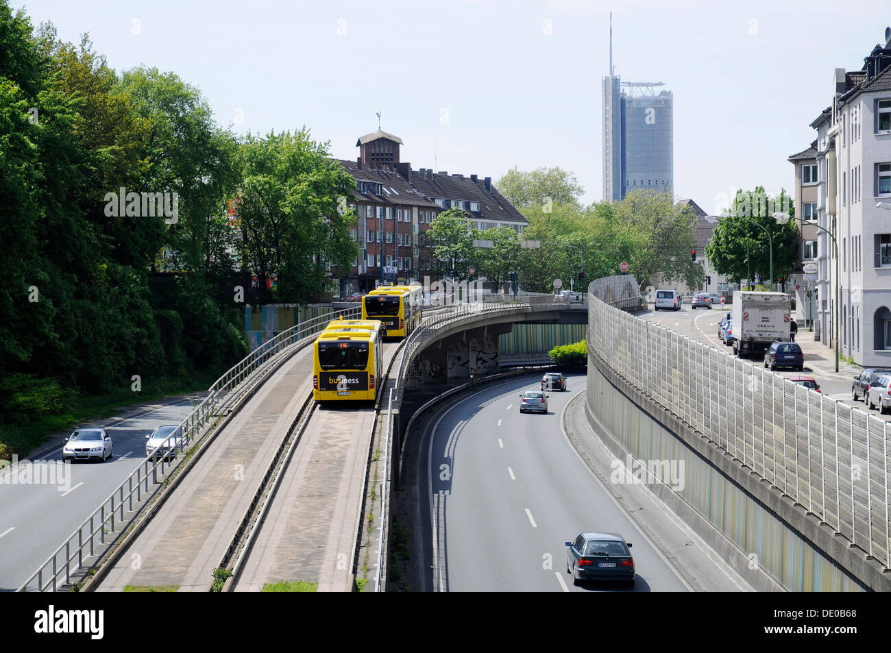 Autobahn A40, B1, "Ruhrschnellweg", Ruhr Schnellstraße, bus-Bahnen auf dem Mittelstreifen, Essen, Ruhrgebiet Stockfoto