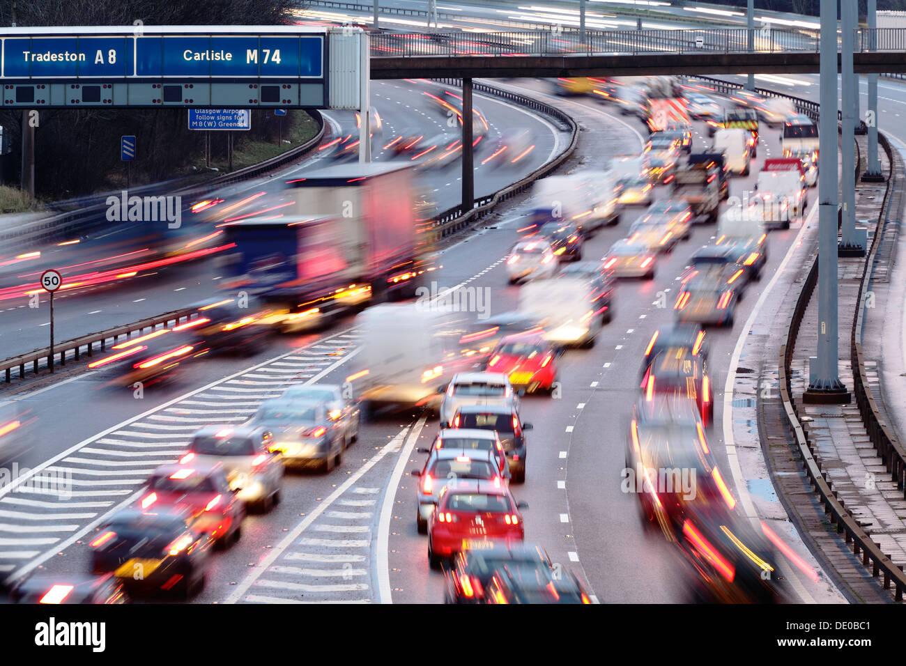Bewegung verwischt Verkehr auf der Autobahn M8 im Stadtzentrum von Glasgow, Schottland, Vereinigtes Königreich Stockfoto