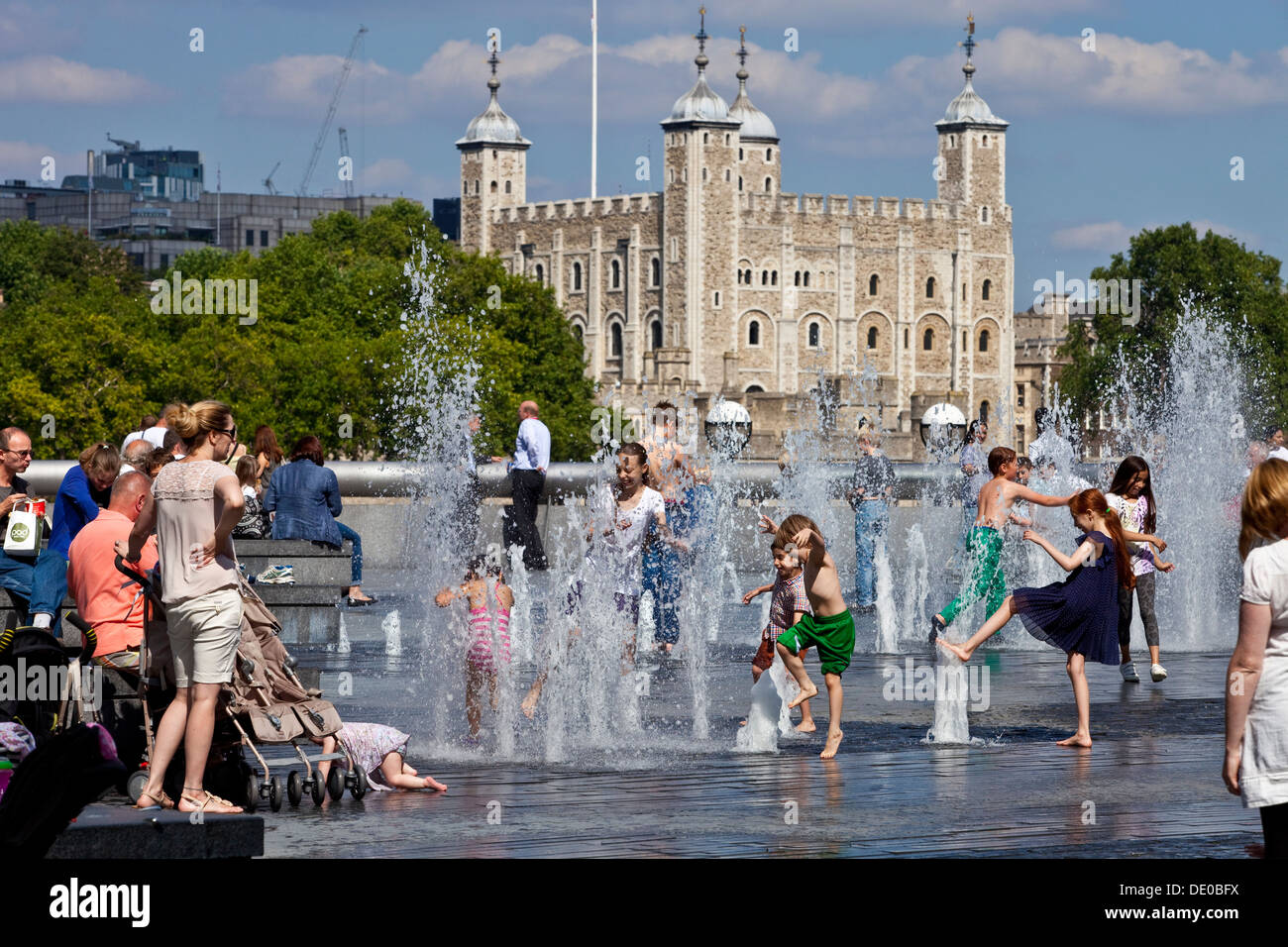 Kinder spielen In den Brunnen in der Nähe von The Tower of London, London, England Stockfoto