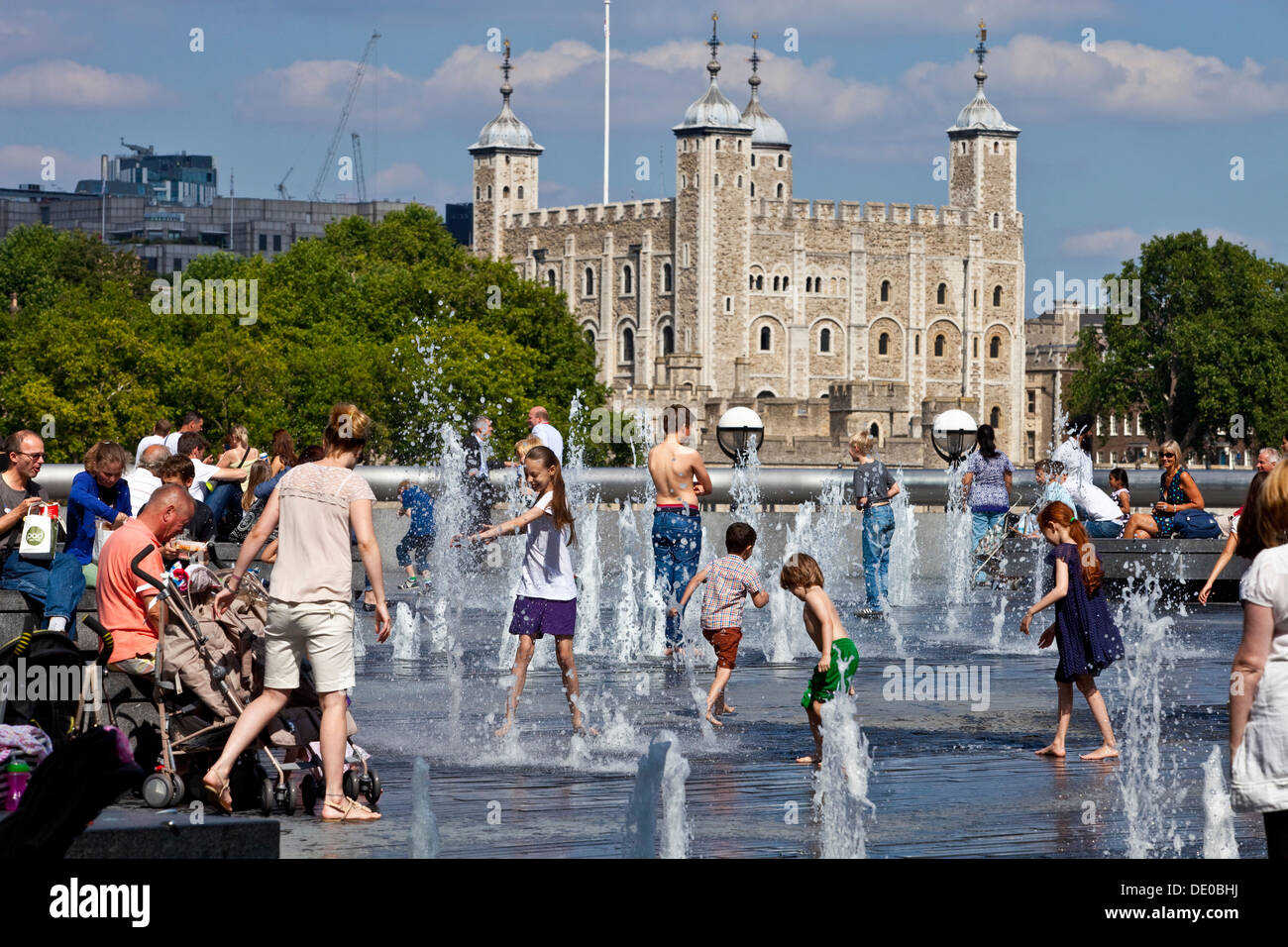 Kinder spielen In den Brunnen in der Nähe von The Tower of London, London, England Stockfoto