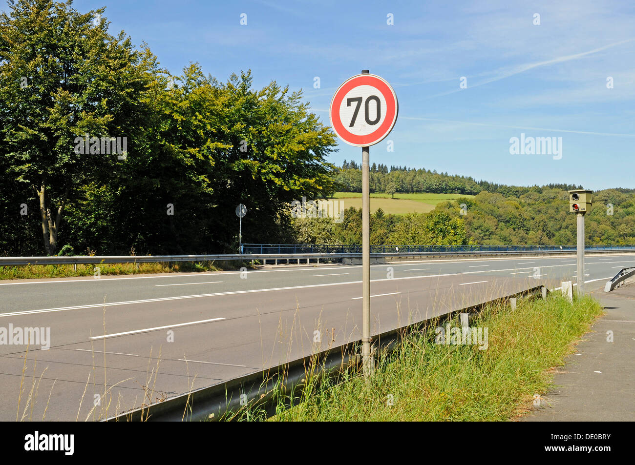 Verkehrszeichen, 70 Kmh Tempolimit, Tempolimit Durchsetzung, Verkehrssteuerung, Landstraße, Talbruecke Ronnewinkel Brücke, Olpe Stockfoto