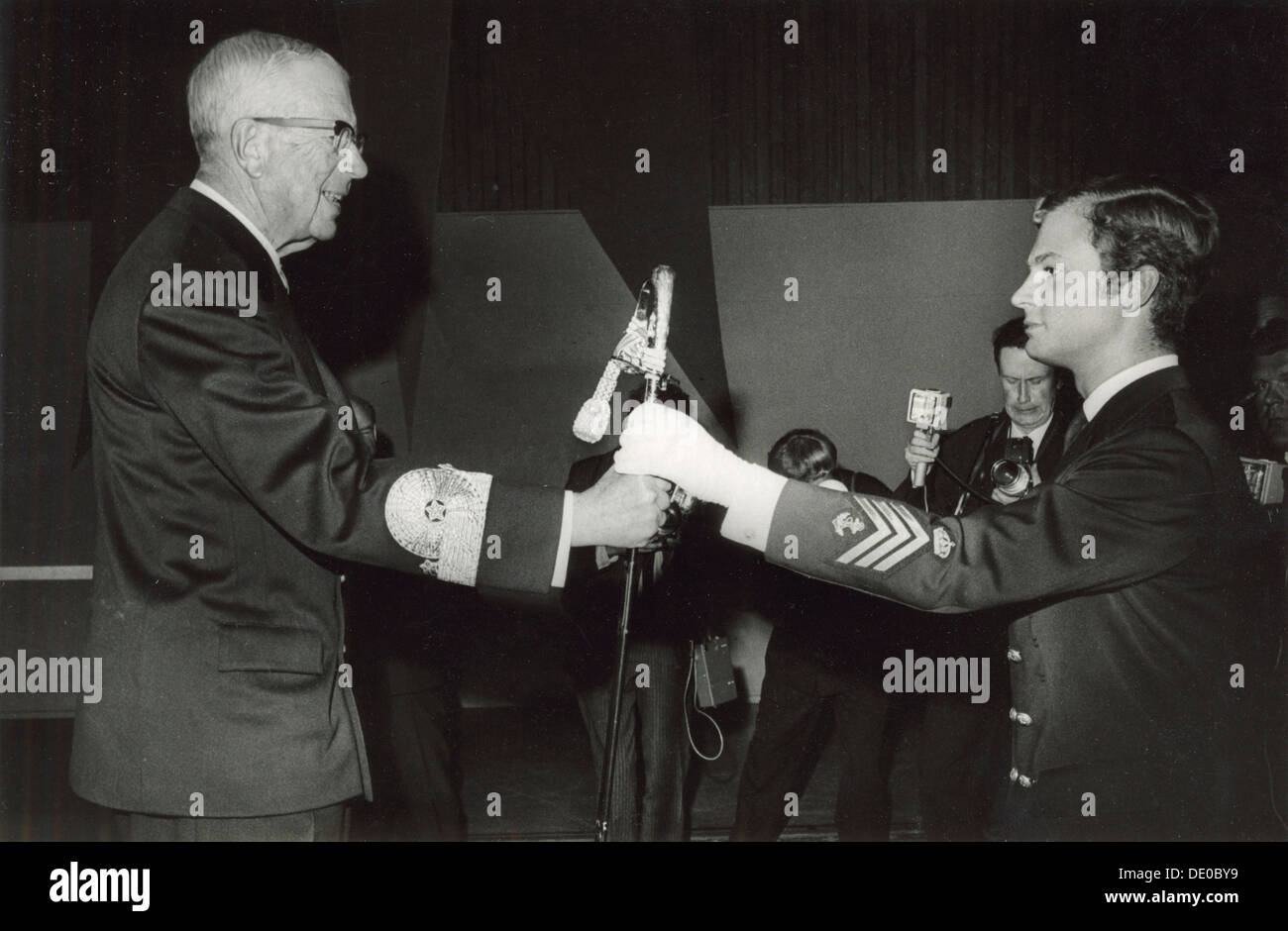 Kronprinz Carl Gustaf und sein Großvater, König Gustav VI Adolf von Schweden, 1968. Artist: Unbekannt Stockfoto