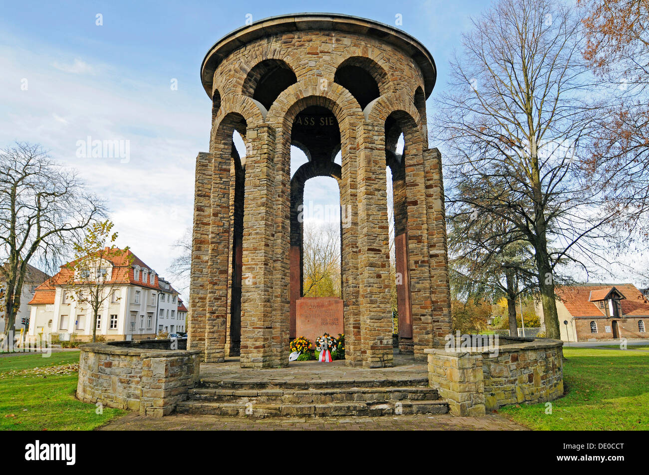 Kranzlegung, Memorial Day, Kriegerdenkmal, Beckum, Region Münsterland, Nordrhein-Westfalen, PublicGround Stockfoto