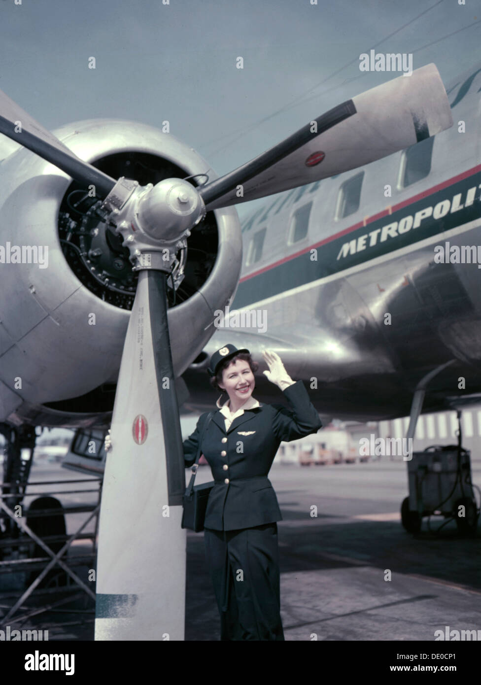 Air Hostess vor der ersten Convair CV-440 Metropolitan Flugzeug in Schweden, 1956. Artist: Göran Algård Stockfoto
