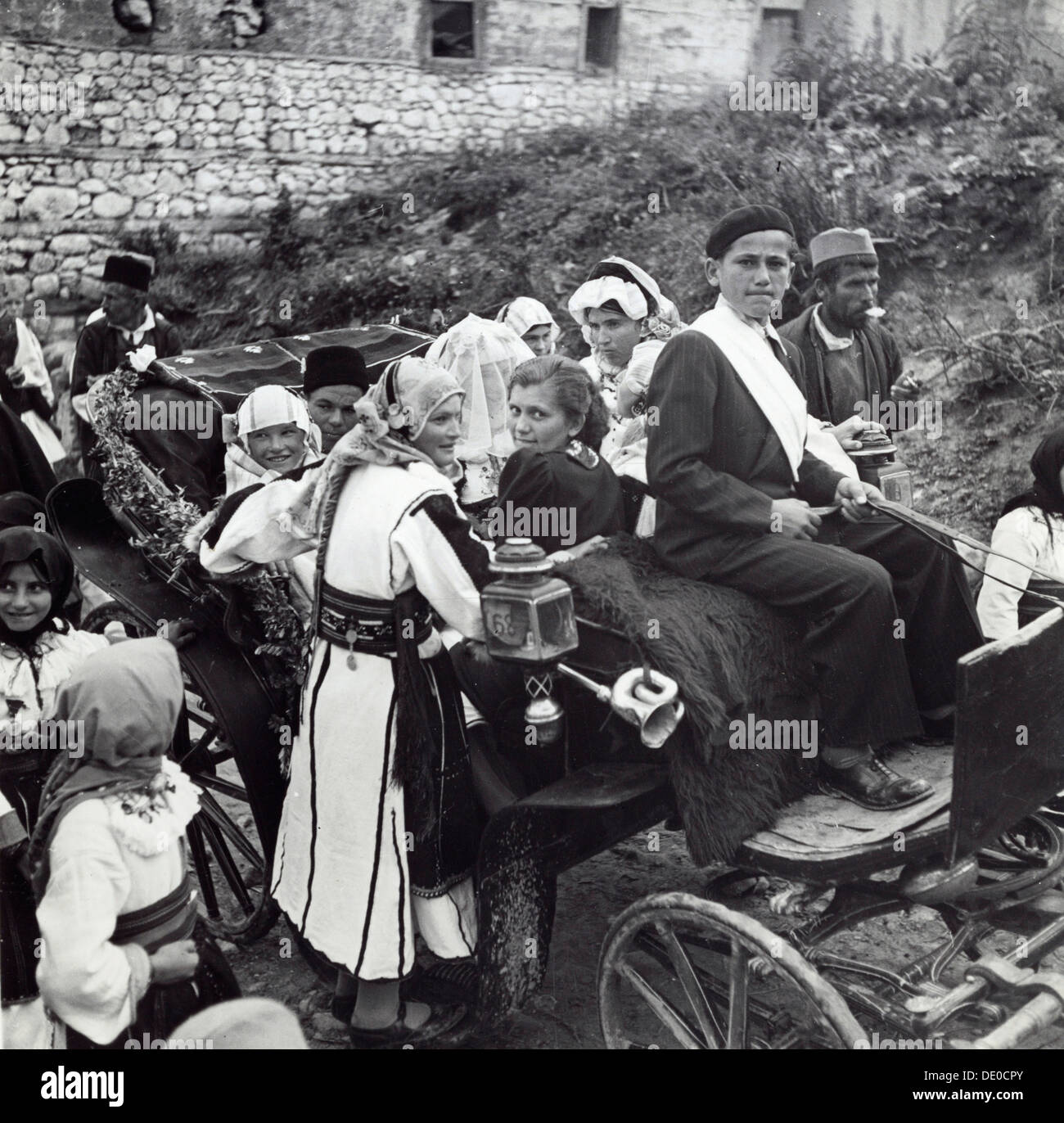 Menschen auf ihrem Weg zum Kolo tanzen, Sarajevo, Bosnien-Herzegowina
