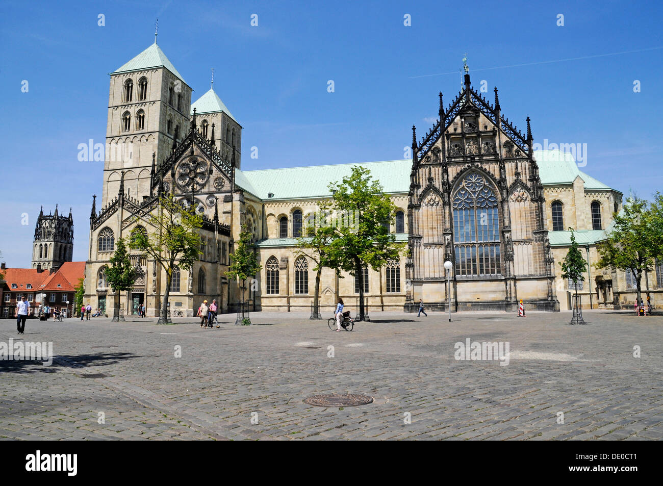 Münster Cathedral, St.-Paulus-Dom, Domplatz Quadrat, Ueberwasserkirche oder Liebfrauenkirche hinten Stockfoto