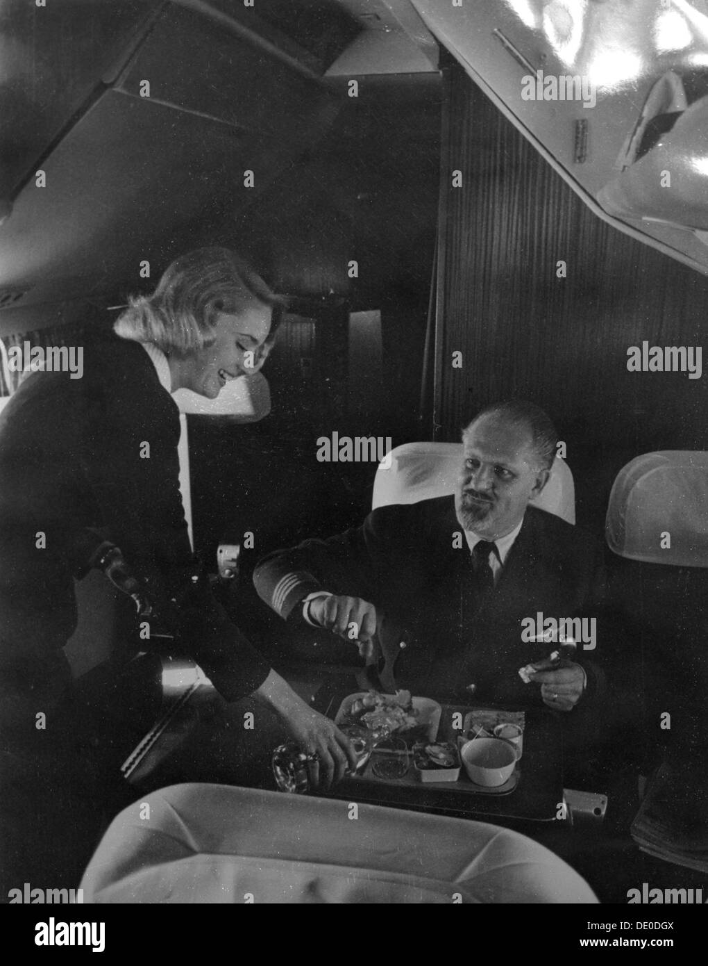 SAS-stewardess auf einem Flug, 1960. Artist: Torkel Lindeberg Stockfoto