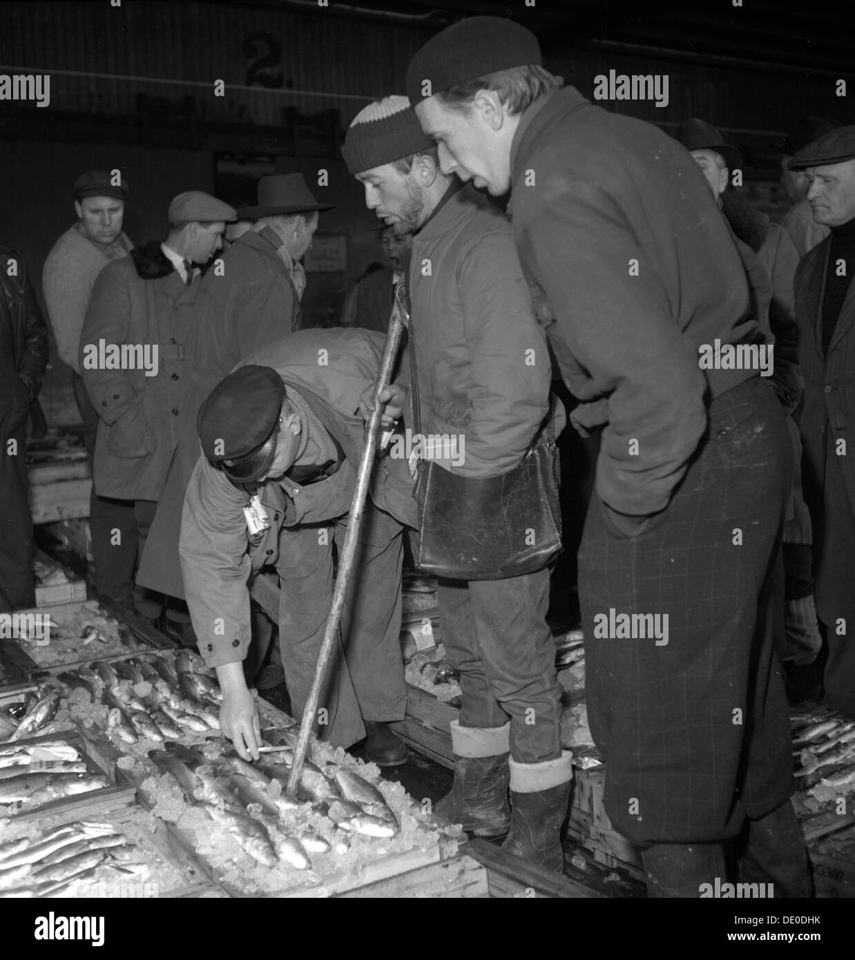 Großhändler und Fischhändler bei der Fischauktion, Göteborg, Schweden, 1960. Künstler: Torkel Lindeberg Stockfoto