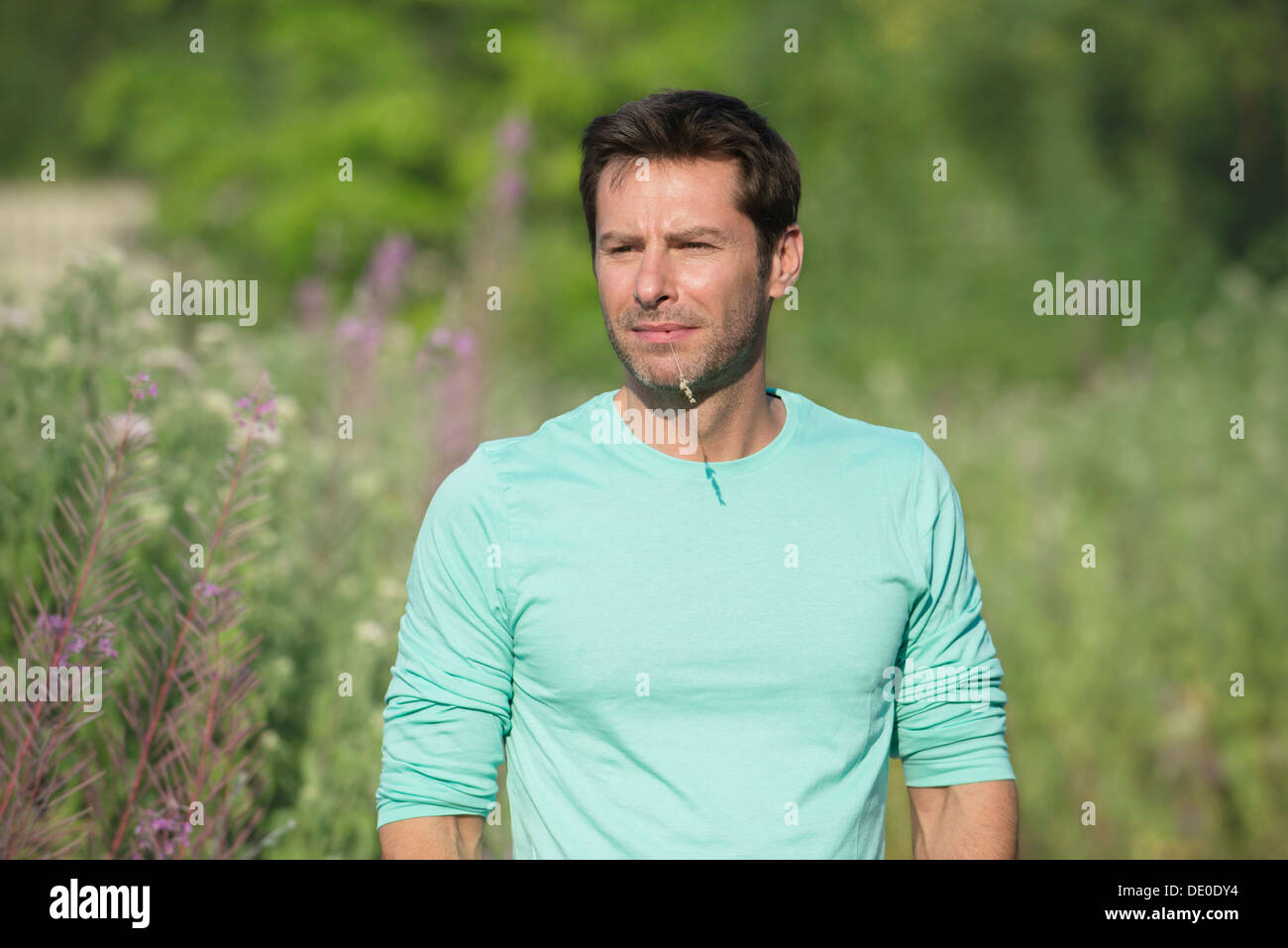Reifer Mann erforschen draußen, Porträt Stockfoto