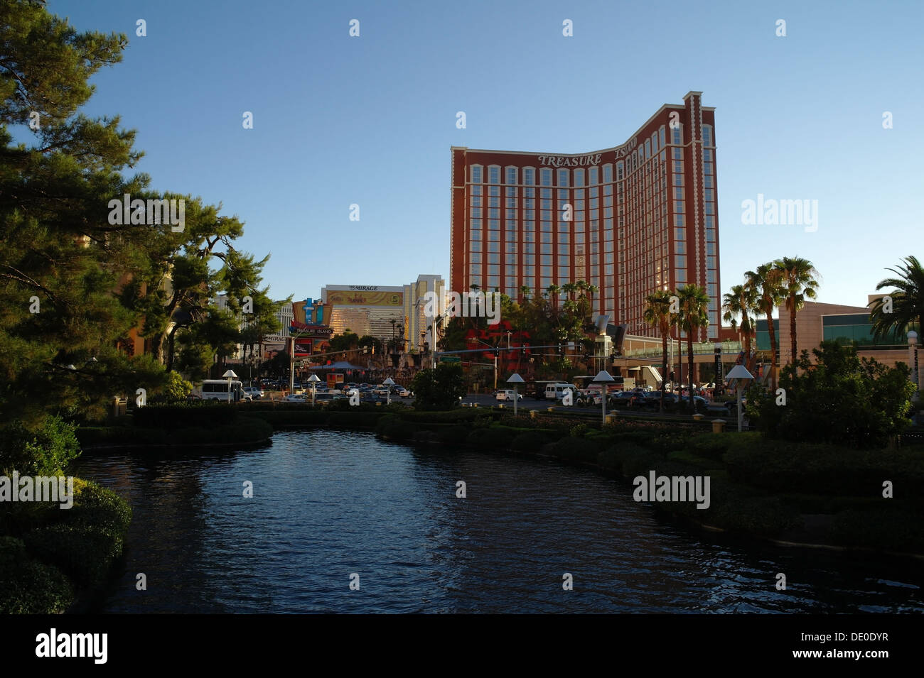 Blauer Himmel Sonne Schatten Blick über See Wynn Resorts auf Treasure Island Hotel Casino, Las Vegas Strip, USA Stockfoto