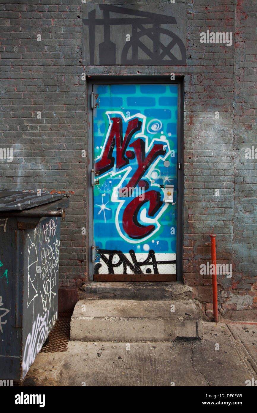 Tür mit Graffiti, Houston Street, Manhattan, New York, Vereinigte Staaten von Amerika Stockfoto