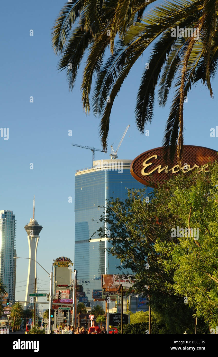 Blauer Himmel Porträt, Gold Key-Geschäfte und Stratosphäre Passanten Bürgersteig letzten Bäume steigenden Encore Hotel Las Vegas Strip Stockfoto