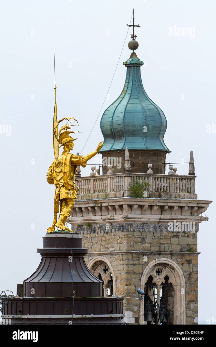 Goldene Statue an der Spitze des Gebäudes in der oberen Stadt Bergamo, Lombardei, Italien Stockfoto