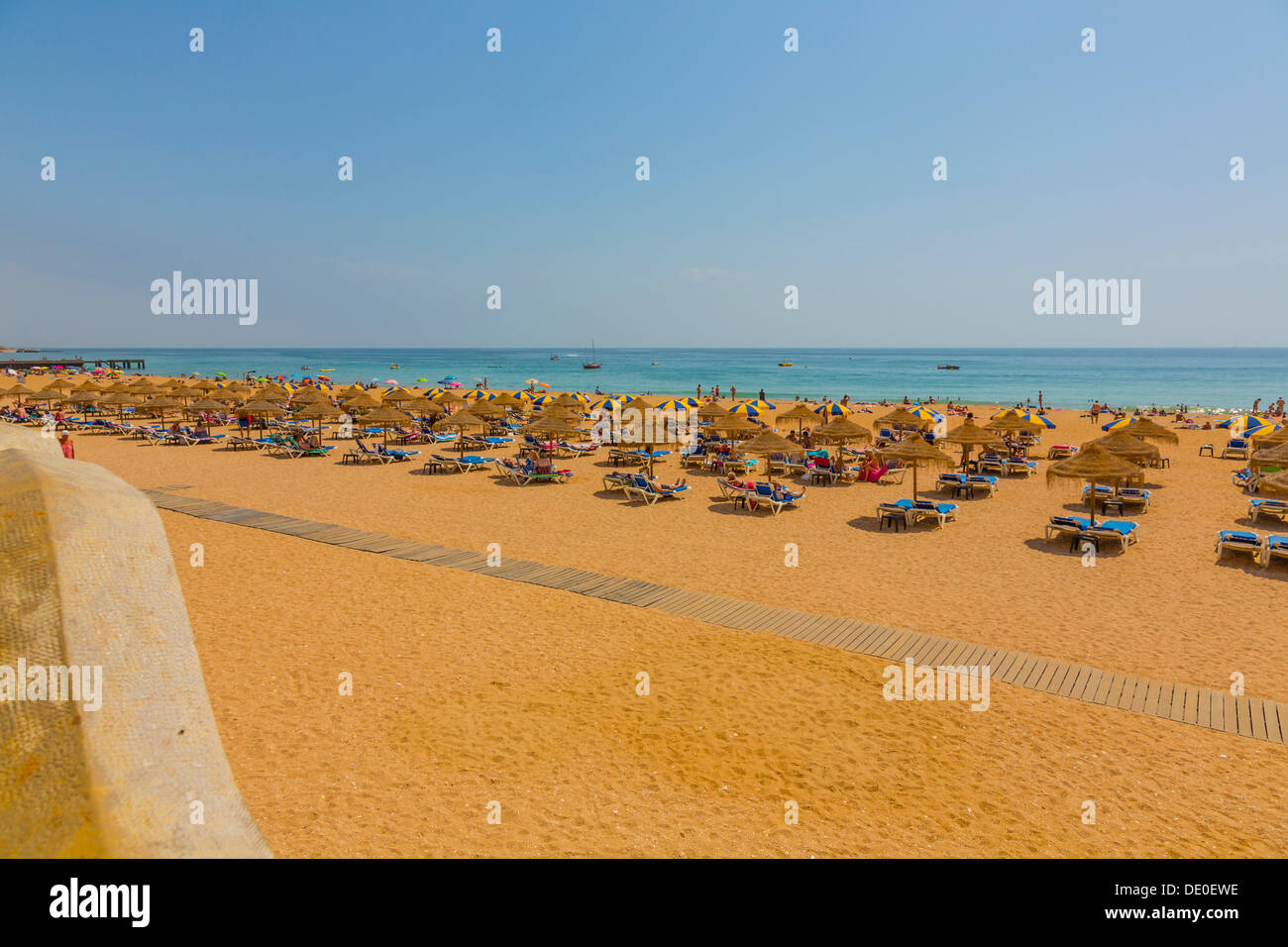 Sonnenschirme und Liegestühle am Strand, Praia, Albufeira, Algarve, Portugal, Europa Stockfoto