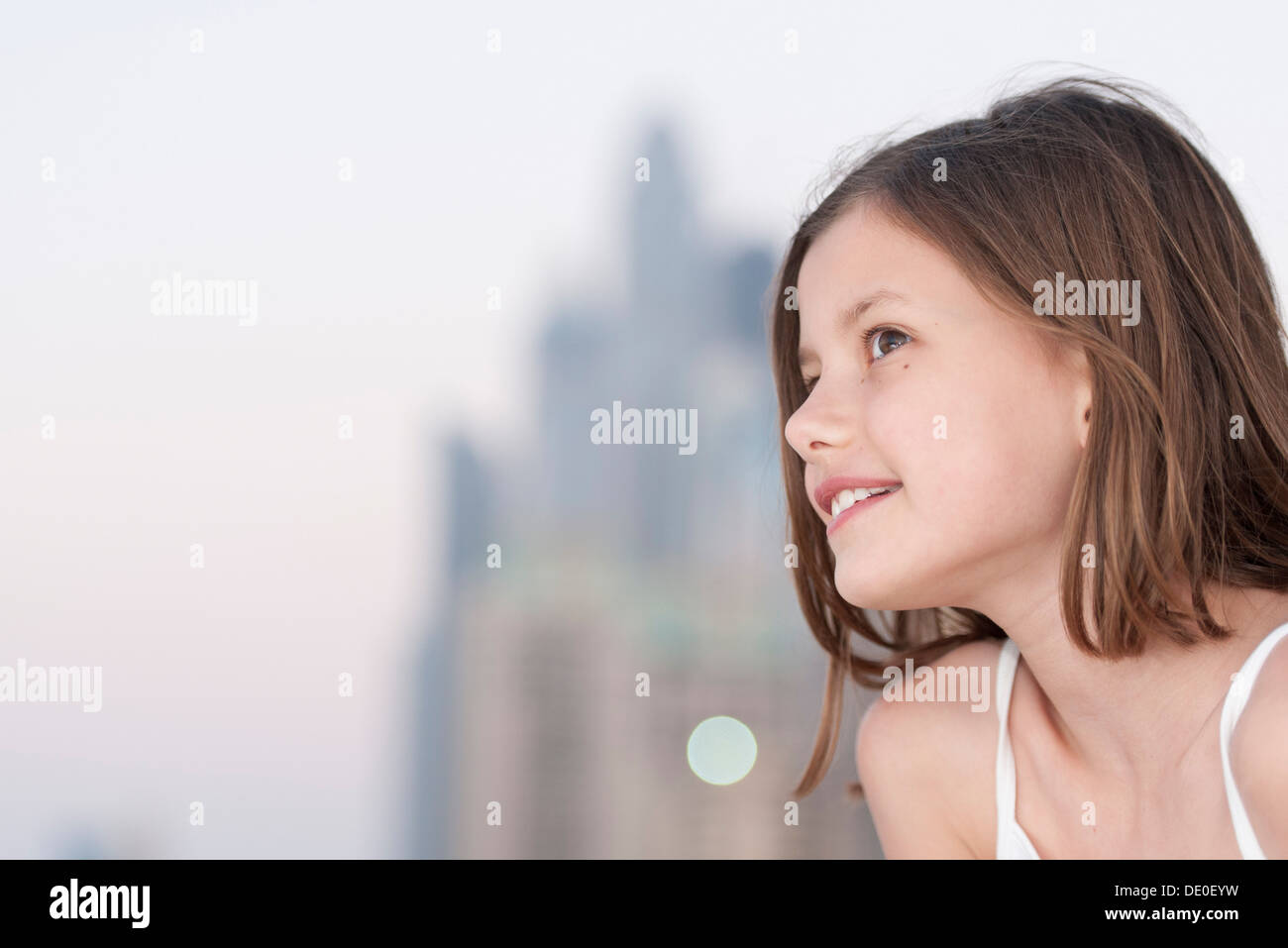 Mädchen auf der Suche Weg, seitliche Ansicht Stockfoto