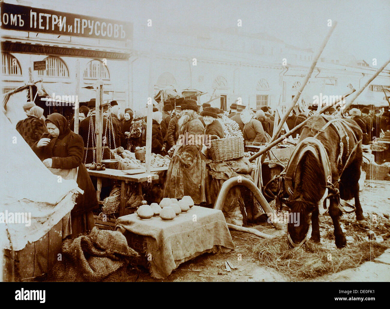 Markt auf dem Moskvoretskaya Damm, Moskau, Russland, 1911. Artist: Unbekannt Stockfoto