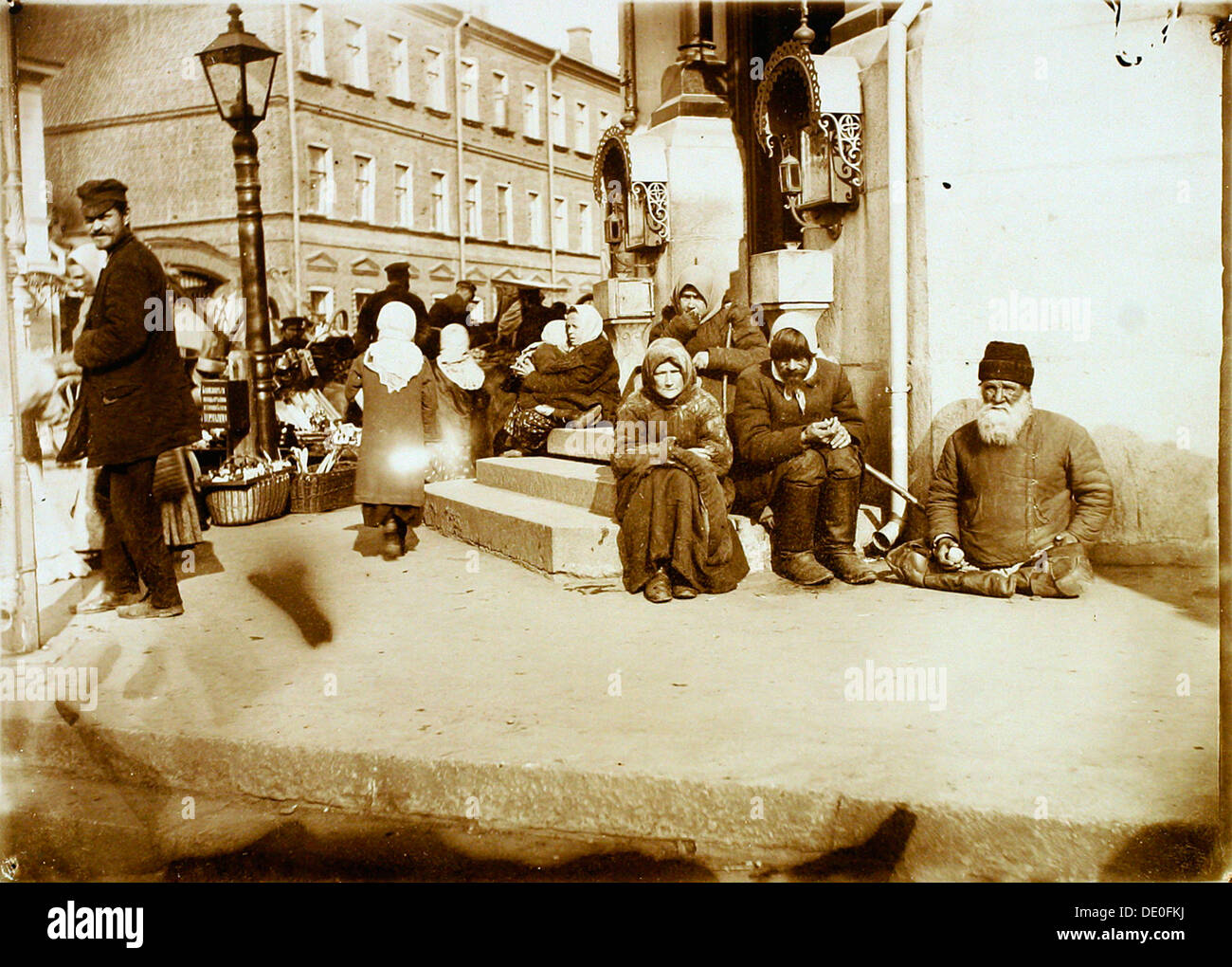 Bettler vor dem Kloster Walaam, Moskau, Russland, 1907. Artist: Unbekannt Stockfoto