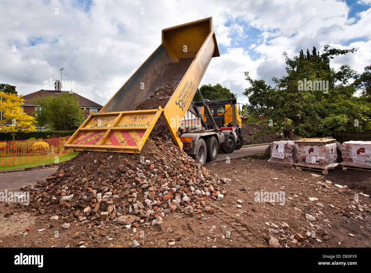 selbst Hausbau, Platte Kipper LKW entladen zerbrochene Ziegel hardcore für Stock Basis vorbereiten Site, Stockfoto