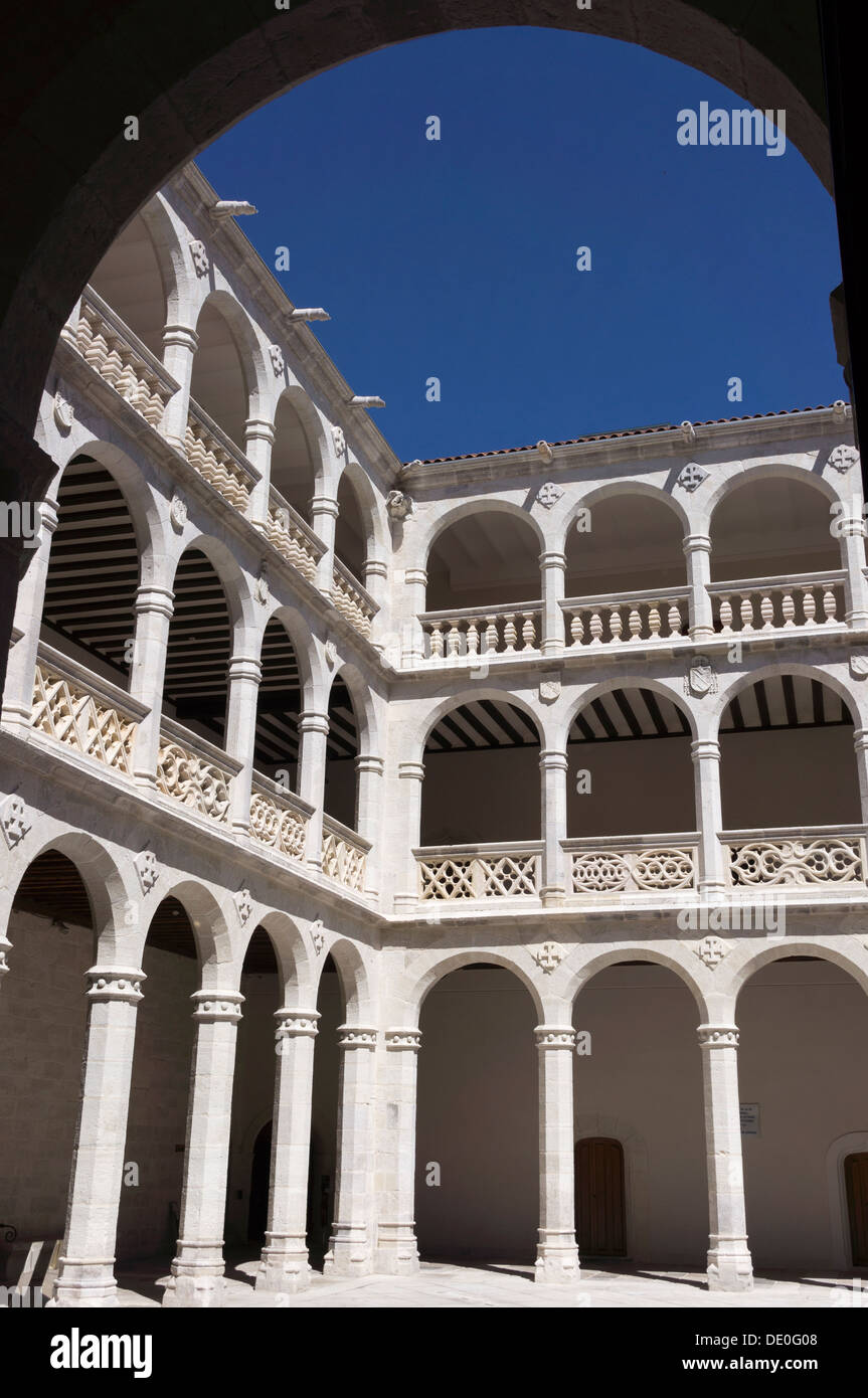 Innenhof des Palastes von Santa Cruz. Der Palast von Santa Cruz in Valladolid ist das erste Beispiel der Kunst der Renaissance in Spanien. Stockfoto