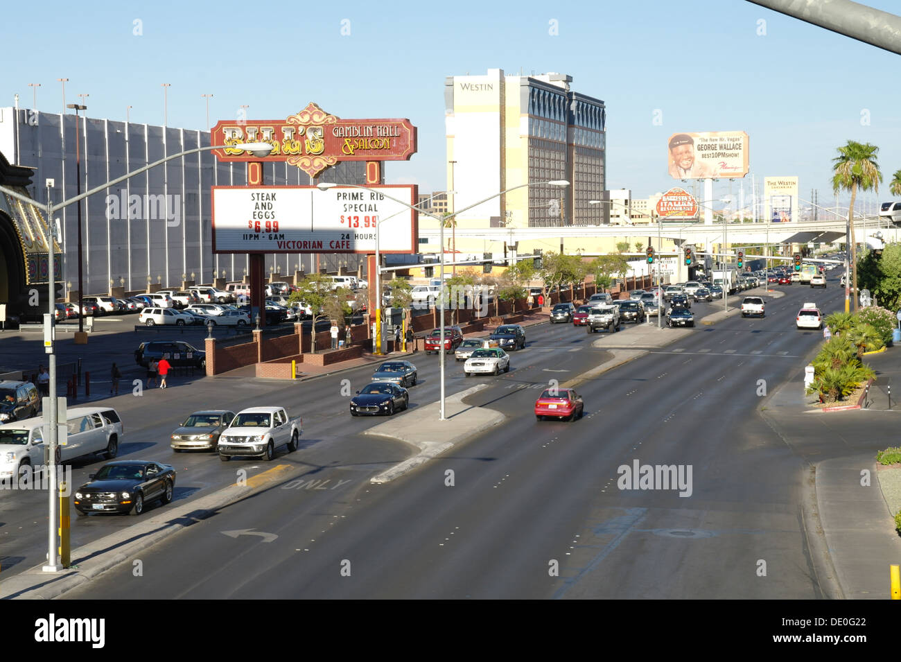 Blauer Himmelsblick, Fußgängerbrücke, Bill es Gamblin Hall Festzelt und Westin Hotel, Verkehr East Flamingo Road, Las Vegas Strip Stockfoto