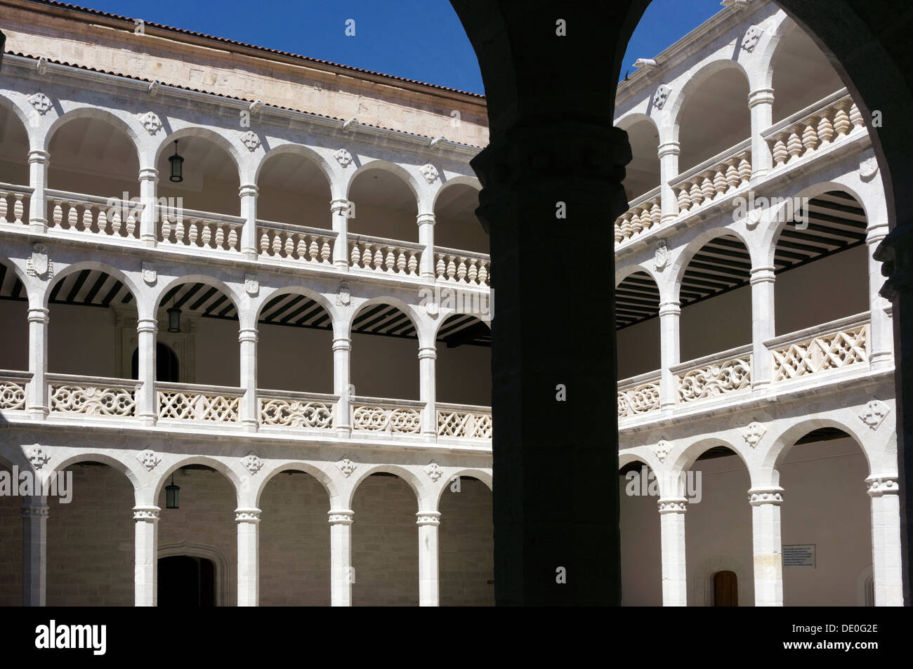 Innenhof des Palastes von Santa Cruz. Der Palast von Santa Cruz in Valladolid ist das erste Beispiel der Kunst der Renaissance in Spanien. Stockfoto