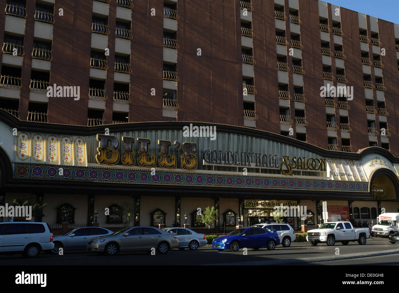 Blauer Himmel Blick Datenverkehr Casino Hotel Eingang Bill es Gamblin Hall und Saloon, East Flamingo Road am Las Vegas Strip, USA Stockfoto