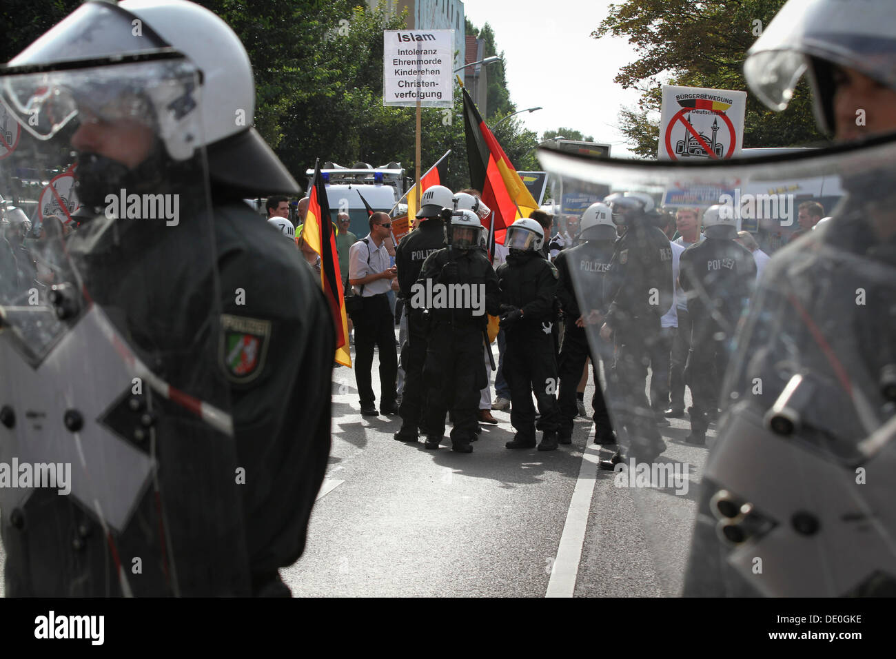 1800 Polizisten im Dienst für eine Demonstration von etwa 60 Unterstützer der kleinen Anti-Islam-Partei Pro Stockfoto