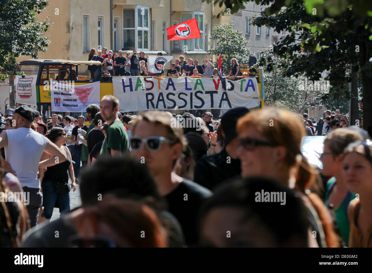 Protest gegen eine Kundgebung der rechtspopulistische Partei Pro Deutschland im Liebigstrasse in Friedrichshain, Berlin Stockfoto