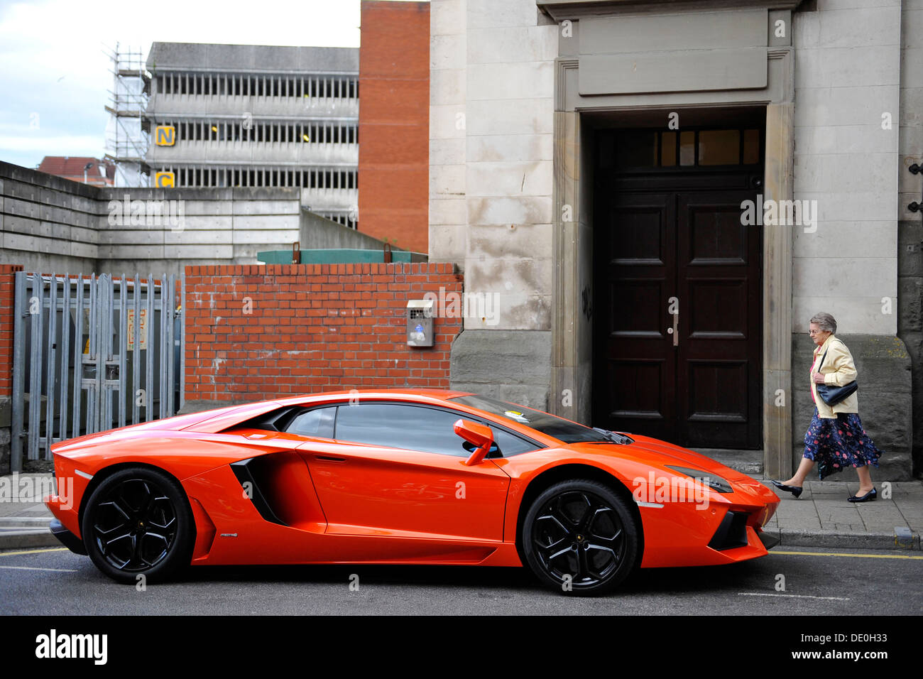 Ein Lamborghini Aventador in einem Wohngebiet von Cardiff. Stockfoto