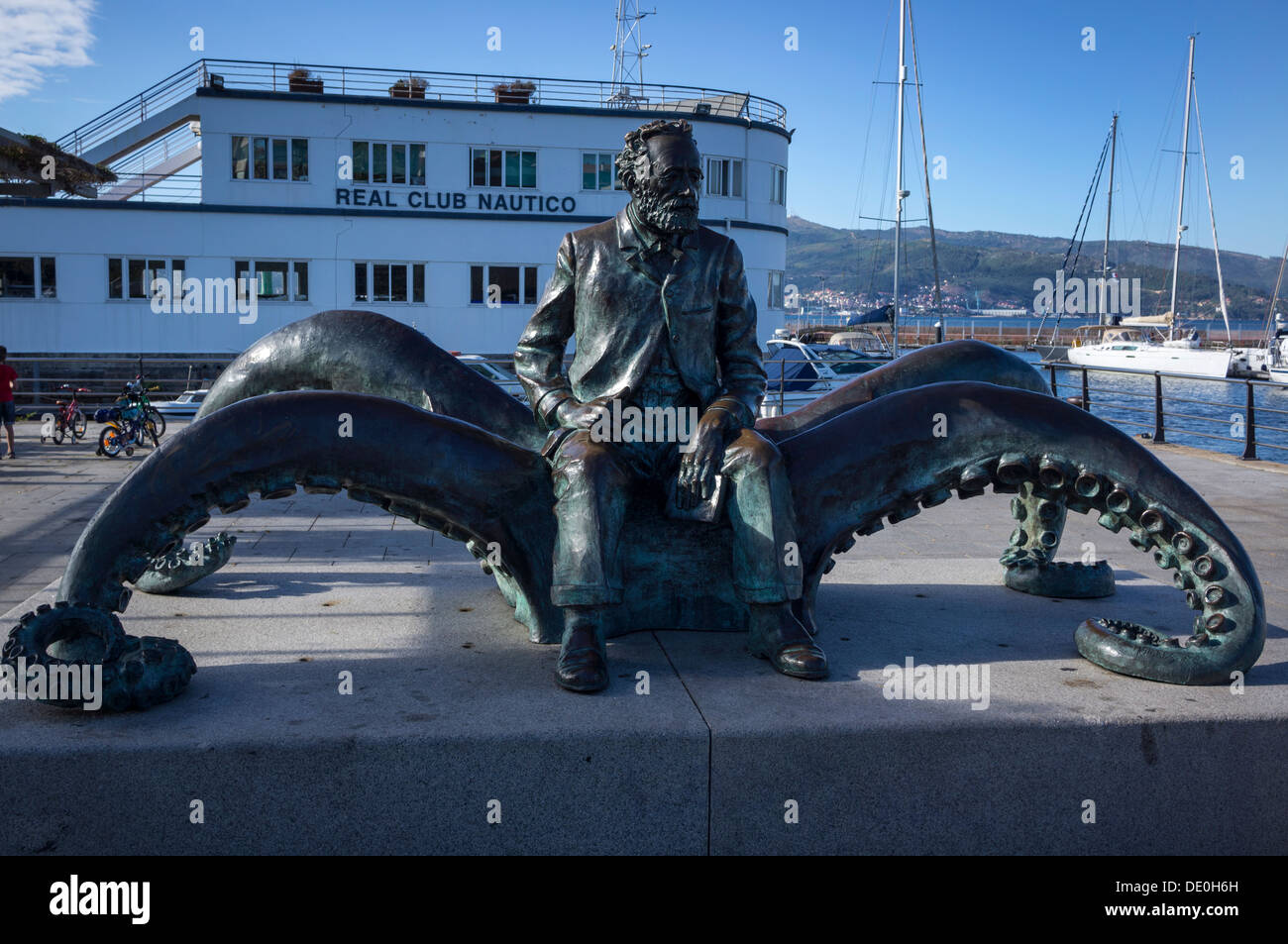 Skulptur Hommage an Jules Verne, der der Stadt Vigo in seinem Buch Zwanzigtausend Meilen unter dem Meer erwähnt. Stockfoto
