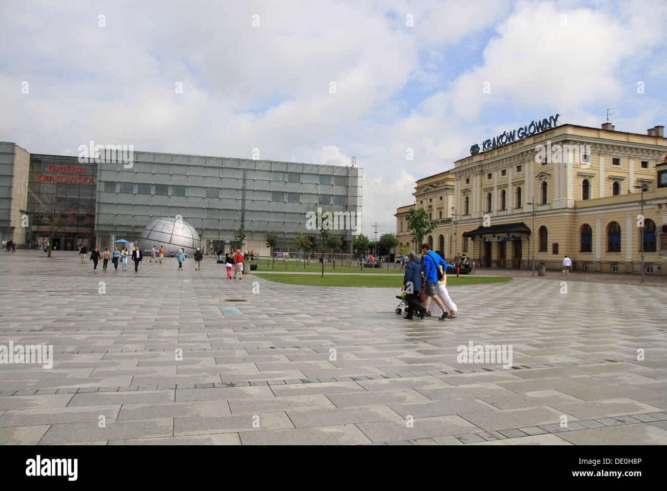 Kraków Główny Osobowy (gemeinhin als Dworzec Główny, Polnisch für Hauptbahnhof) ist das größte und das am zentralsten gelegene Bahnhof in Krakau. Der Bahnhof war in einem alten Gebäude, das zwischen 1844 und 1847 (Architekt: s. Rosenbaum), parallel zu den Gleisen gebaut. Die Auslegung wurde gewählt, um für die Zukunft die Expansion zu ermöglichen. Die Station war zunächst ein Terminus der Kraków - Oberschlesien Railway (kolej Krakowsko-Górno śląska, Deutsch: Obeschlesische-Krakauer Eisenbahn). Stockfoto