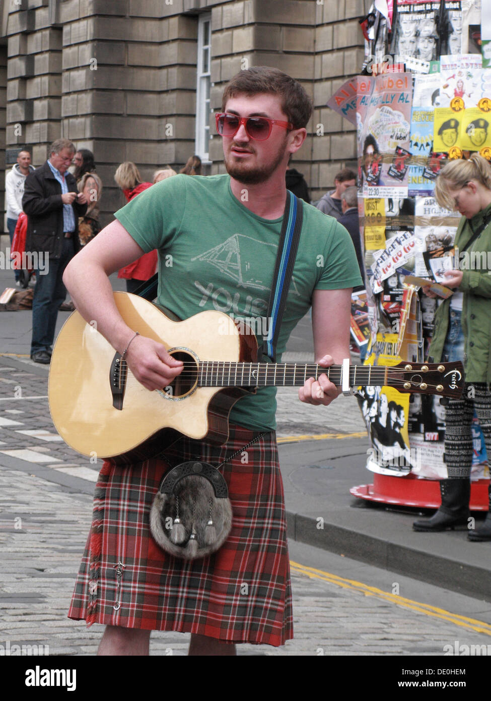 Kaukasische männlichen Gitarristen Teil des Edinburgh Fringe Festival, The Royal Mile, Edinburgh, Scotland, UK Stockfoto