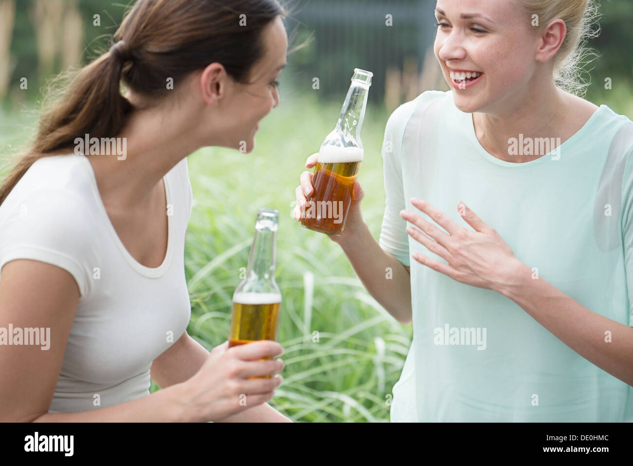 Frauen trinken Bier zusammen Stockfoto