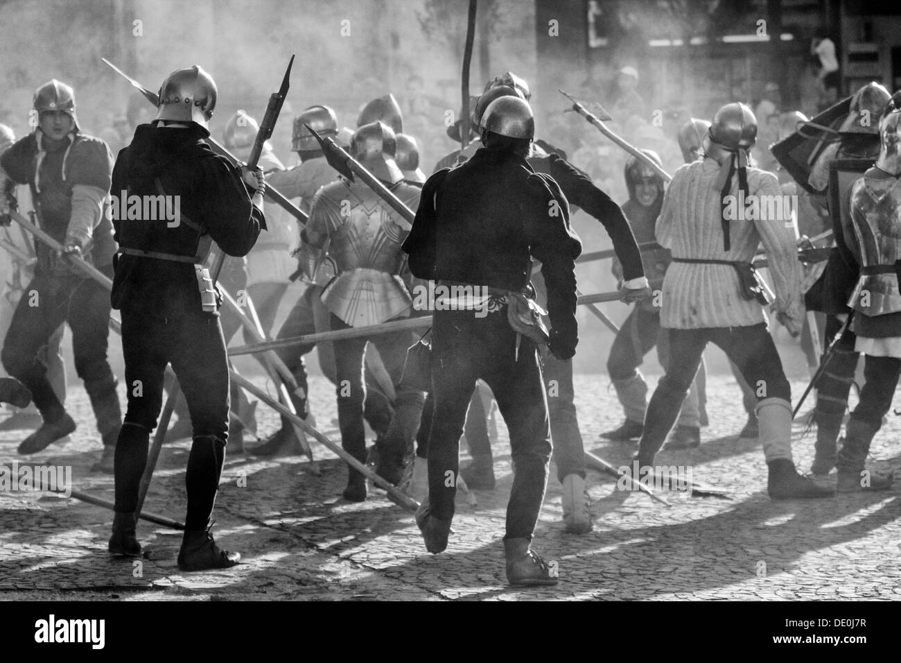 Mittelalterliche Schlacht mit Waffe stoßen Stockfoto