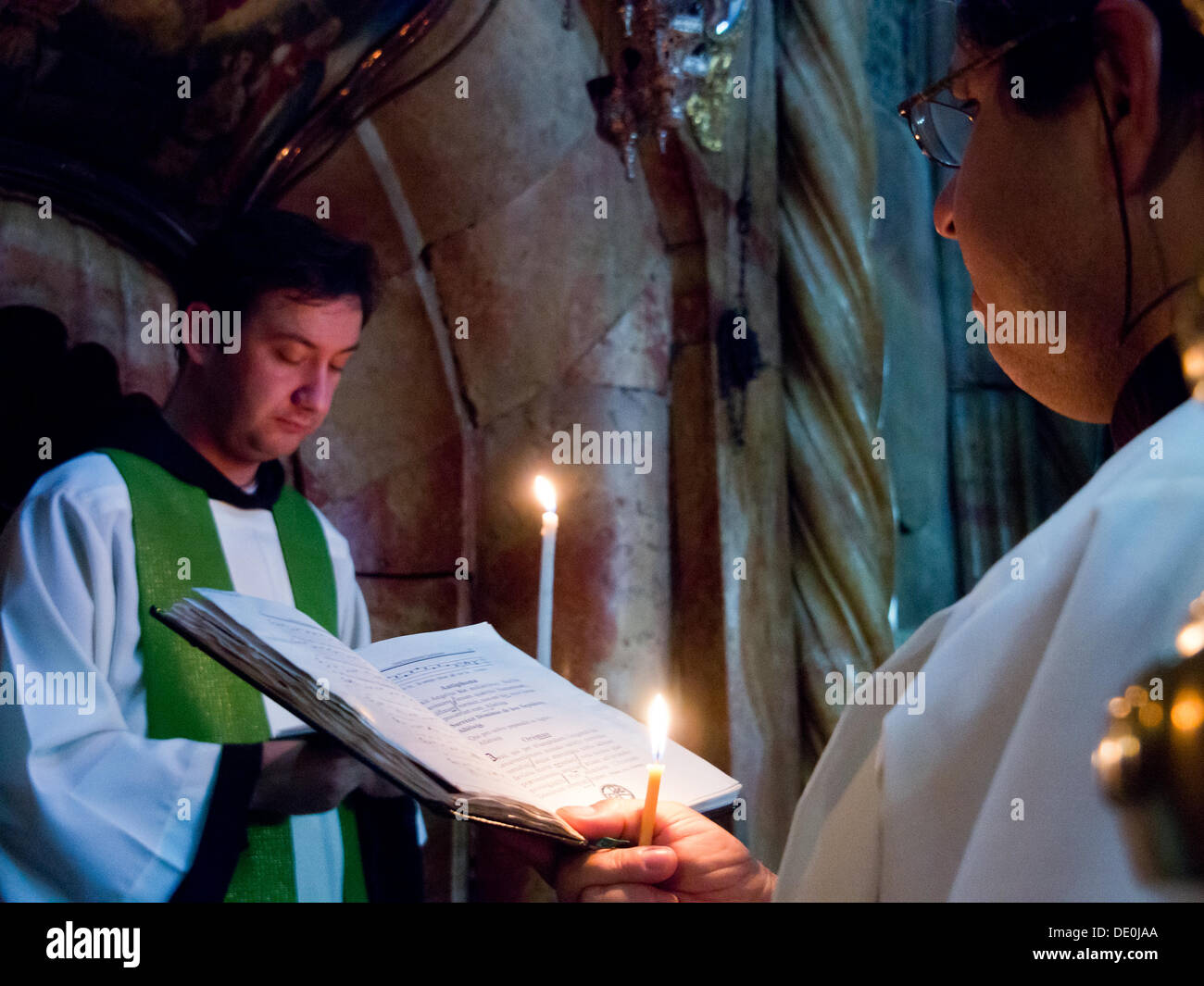 Katholische Priester teilnehmen Vesper in der Kirche des Heiligen Grabes. Auch wenn Rechtsvorschriften Israel als "Judenstaat" beschreibt bietet es auch für die Freiheit der Anbetung, die in der Praxis respektiert wird. Stockfoto