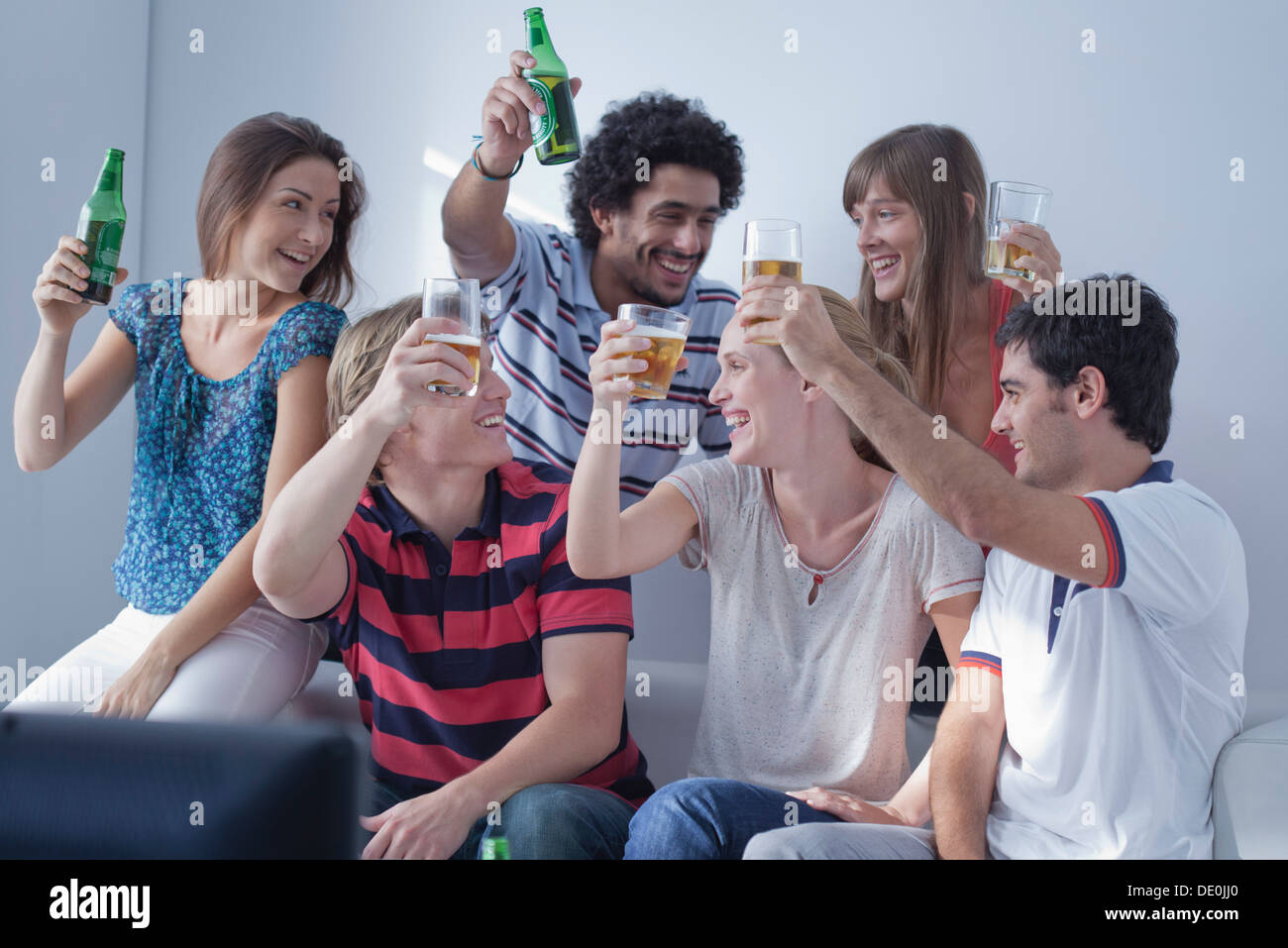 Sportübertragungen im Fernsehen zusammen passen Freunde feiern der Sieg Stockfoto